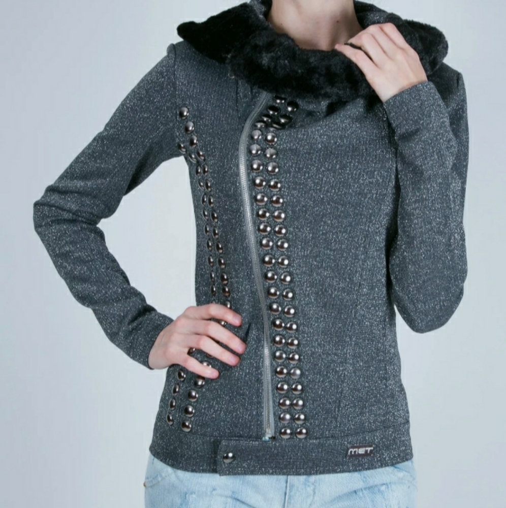 Met in jeans sweatshirt